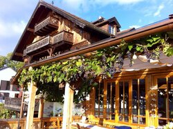 Schweizerhof Sommer - Blick auf das Haupthaus mit Weinranken