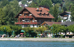 Schweizerhof Blick vom Traunsee auf den Schweizerhof
